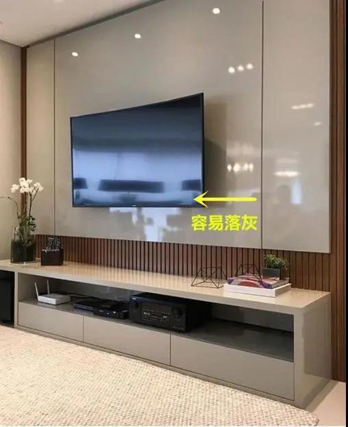 新一代電視墻應(yīng)該這樣裝，打個柜子裝電視，邊角不留縫越看越大氣